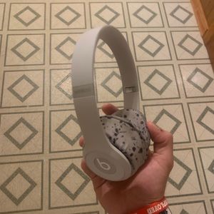 Beats solo 3 matte silver with beat kicks